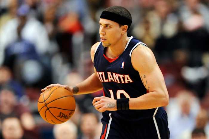Atlanta Hawks guard Mike Bibby (10) brings the ball up court during the third quarter against the Philadelphia 76ers at the Wachovia Center. The Hawks defeated the 76ers 100-86.